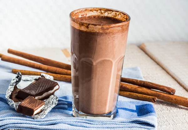 Batido de leche de chocolate con plátano, mantequilla de maní y canela — Foto de Stock