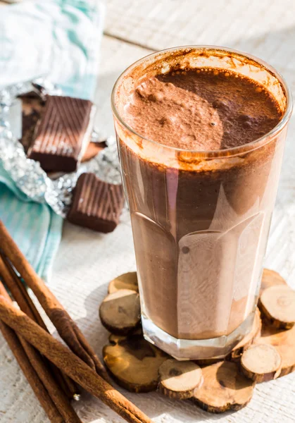 Batido de leche de chocolate con plátano, mantequilla de maní y canela — Foto de Stock