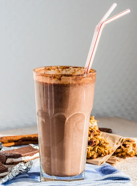 Batido de leche de chocolate con plátano, mantequilla de maní y canela —  Fotos de Stock