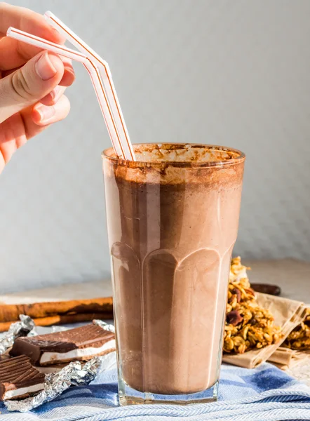 Chocolade smoothie met een banaan met melk in een glas — Stockfoto