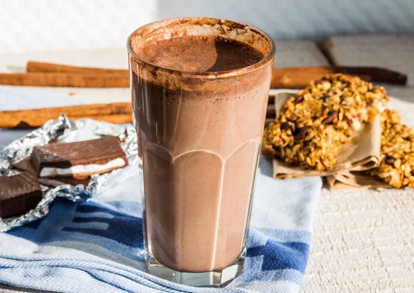 Batido de chocolate con un plátano con leche en un vaso — Foto de Stock