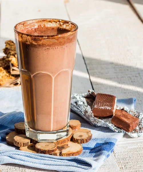 Chocolade smoothie met een banaan met melk in een glas — Stockfoto