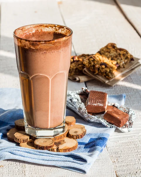 Frullato al cioccolato con banana e farina d'avena con latte , — Foto Stock