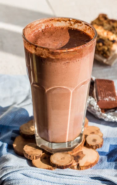 Batido de chocolate con un plátano con leche en un vaso —  Fotos de Stock