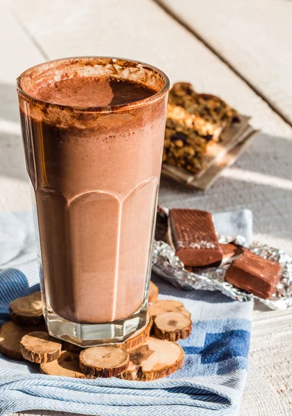 Frullato al cioccolato con una banana con latte in un bicchiere — Foto Stock