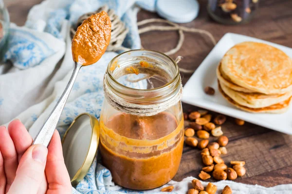 Erdnussbutter für einen Teelöffel Gläser, Pfannkuchen — Stockfoto