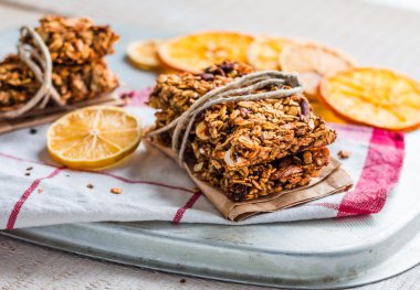 Yulaf ezmesi, tohumu, fındık ve kuru meyve narenciye barlar granola