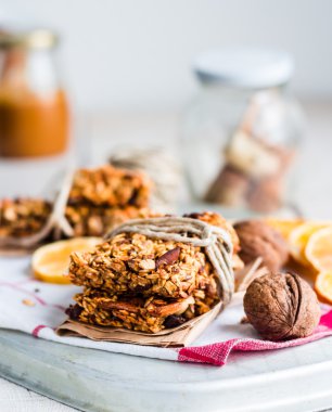 granola barlar narenciye, tohum, fıstık ezmesi ve kurutulmuş meyve