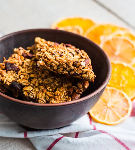 Εσπεριδοειδών μπαρ granola με πλιγούρι βρώμης, σπόρους, ξηρούς καρπούς και αποξηραμένα φρούτα — Φωτογραφία Αρχείου