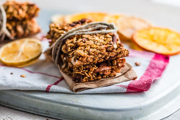 Yulaf ezmesi, tohumu, fındık ve kuru meyve narenciye barlar granola — Stok fotoğraf