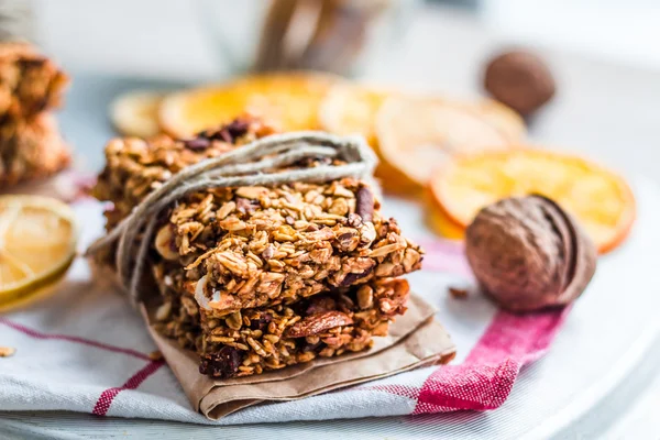 granola barlar narenciye, tohum, fıstık ezmesi ve kurutulmuş meyve
