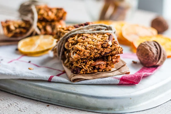 granola barlar narenciye, tohum, fıstık ezmesi ve kurutulmuş meyve