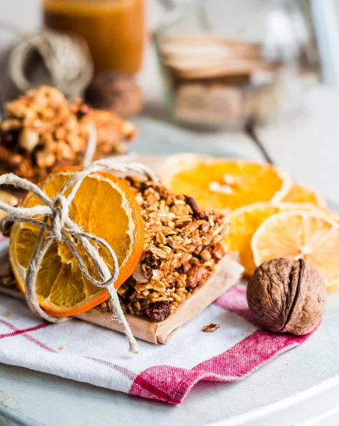 Narenciye ev yapımı granola protein çubuğu fıstık ezmesi, tatlım — Stok fotoğraf