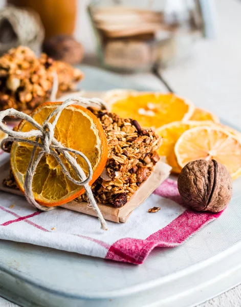 Citrus domácí granola Proteinové tyčinky s arašídovým máslem, zlato — Stock fotografie