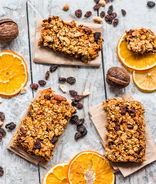 Granola bárok, citrusfélék, a mogyoróvajat és a szárított gyümölcsök, egészséges táplálkozás — Stock Fotó