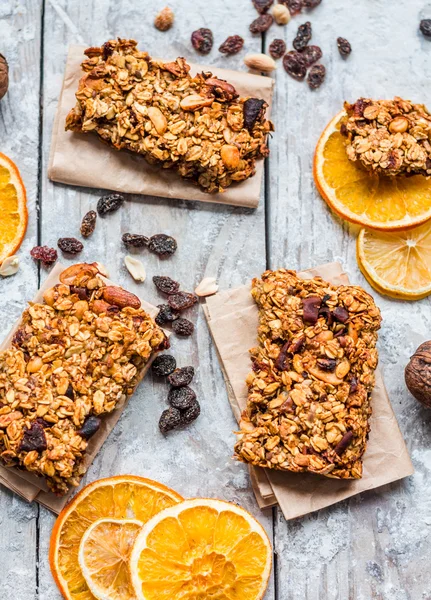 Granola bárok, citrusfélék, a mogyoróvajat és a szárított gyümölcsök, egészséges táplálkozás — Stock Fotó