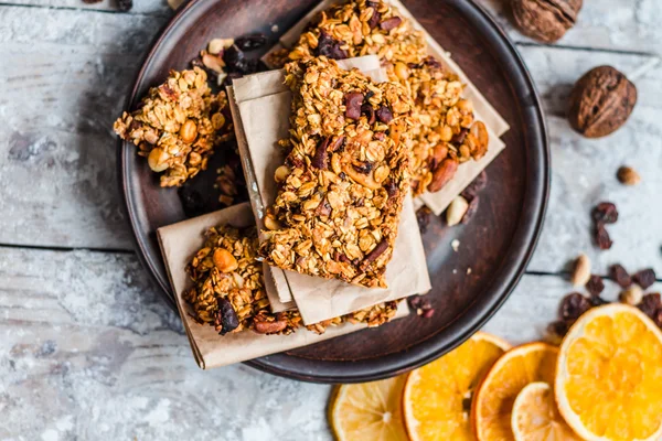 Barritas de granola cítricos, mantequilla de maní y frutas secas, alimentos saludables — Foto de Stock