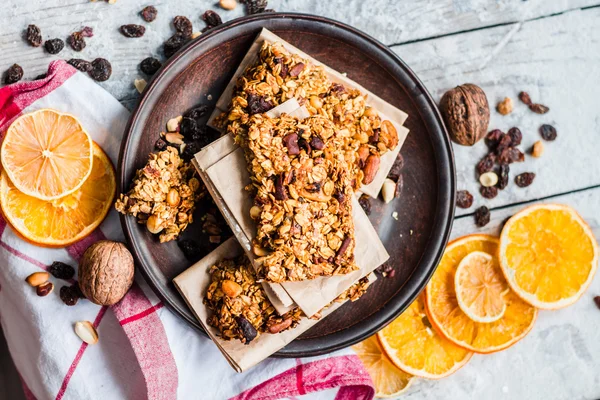 Proteinové tyčinky domácí granola citrusových plodů s arašídovým máslem, zlato, — Stock fotografie