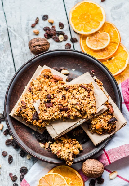 Barras de proteína de granola cítrica caseira com manteiga de amendoim, mel , — Fotografia de Stock