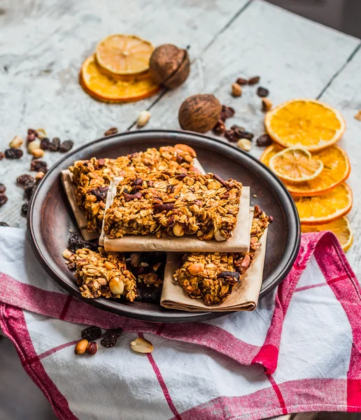 Ev yapımı narenciye granola protein çubuğu fıstık ezmesi, tatlım, — Stok fotoğraf