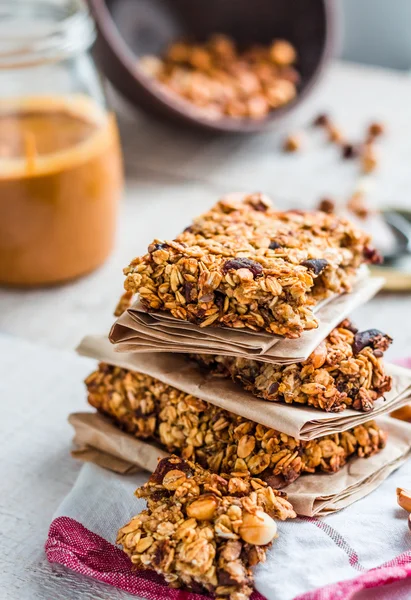 Protein bár granola magok, mogyoróvaj és szárított gyümölcsök, — Stock Fotó