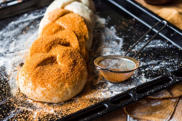 Rohes Brötchen mit Zimt beim Kochen, Butter roher Teig — Stockfoto