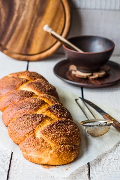 Wicker bun dengan kayu manis di latar belakang putih — Stok Foto