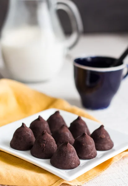 Trufas de chocolate negro listas para comer — Foto de Stock