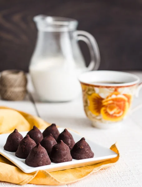 Donkere chocolade truffels klaar om te eten — Stockfoto