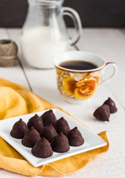 Chocolates de trufa con una taza de café y crema —  Fotos de Stock