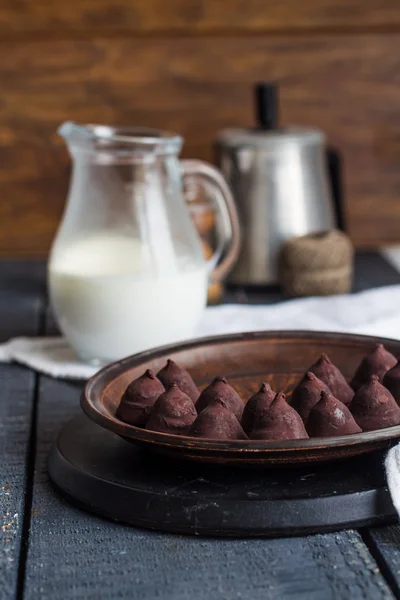 Chocolates de trufa con una taza de café y crema — Foto de Stock