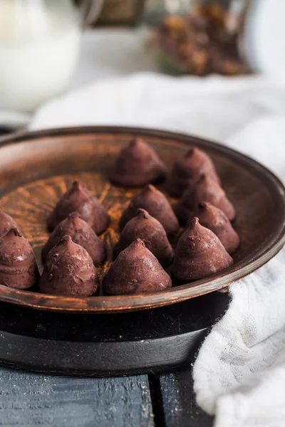 Chocolates de trufa con una taza de café y crema — Foto de Stock