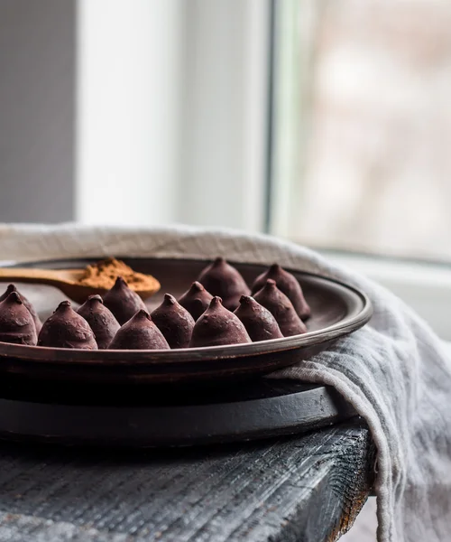 Chocolates de trufa con una taza de café y crema —  Fotos de Stock