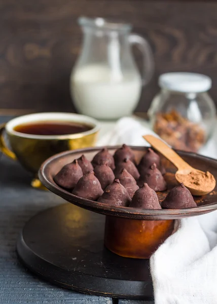 Şeker çikolata truffles, krem sürahi ve bir fincan kahve — Stok fotoğraf