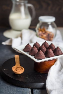 Şeker çikolata truffles, krem sürahi ve bir fincan kahve