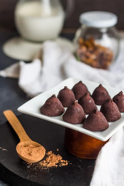 Chocolade truffels, cacao poeder in een houten lepel — Stockfoto