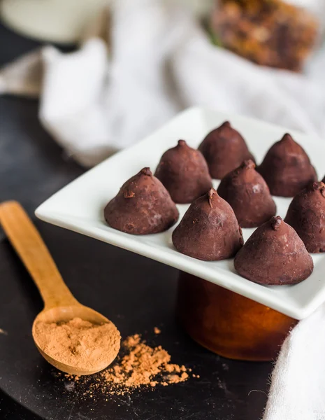 Chocolade truffels, cacao poeder in een houten lepel — Stockfoto