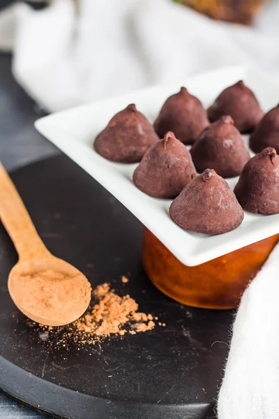 Chocolade truffels, cacao poeder in een houten lepel — Stockfoto