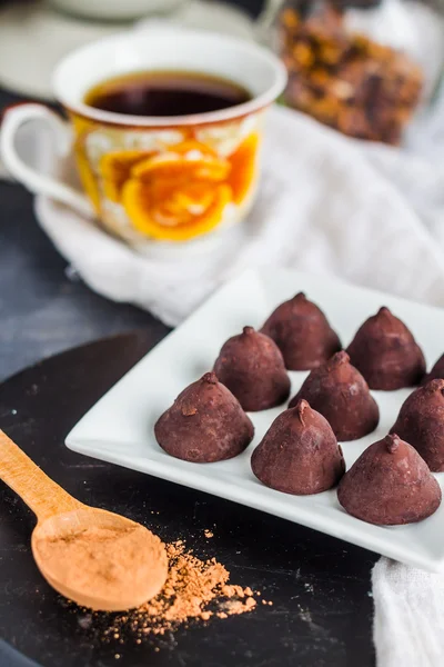 Chocolade truffels, cacao poeder in een houten lepel — Stockfoto