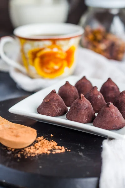 Chocolade truffels, cacao poeder in een houten lepel — Stockfoto