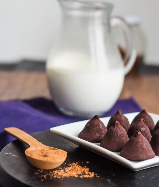Chocolade truffels, cacao poeder in een houten lepel — Stockfoto