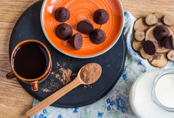 Bir tahta kaşık çikolata truffles, kakao tozu — Stok fotoğraf