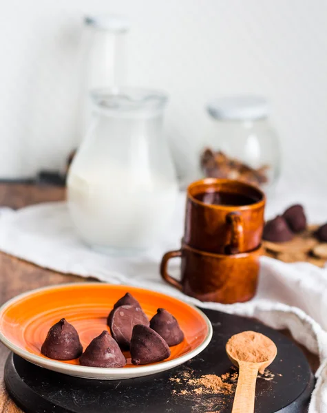 ทรัฟเฟิลช็อคโกแลต ผงโกโก้ในช้อนไม้ — ภาพถ่ายสต็อก