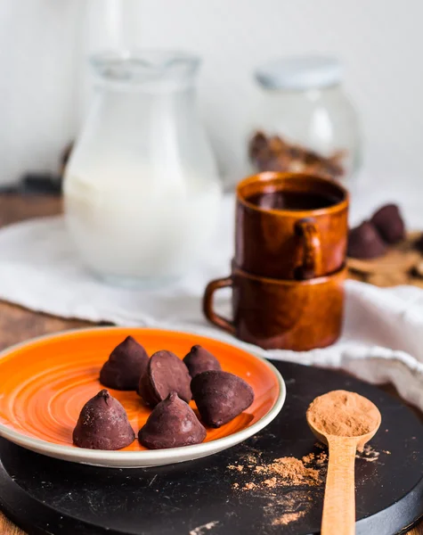 Chocolate truffles, cocoa powder in a wooden spoon — Stock Photo, Image