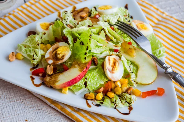 Zelený salát s křepelčími vajíčky, kukuřice a sladké jablko — Stock fotografie