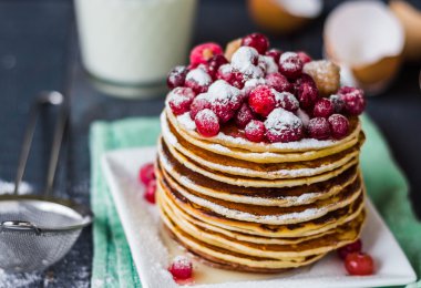 Kızılcık, ahududu, bal ve pudra şekeri ile gözleme