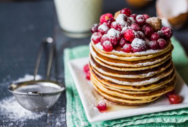 Kızılcık, ahududu, bal ve pudra şekeri ile gözleme