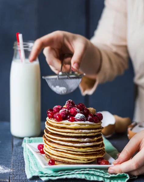 Pfannkuchen mit Preiselbeeren und Himbeeren bestreut mit Pulver — Stockfoto