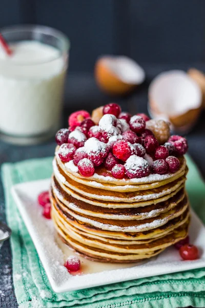 Pfannkuchen mit Preiselbeeren, Himbeeren, Honig und Puderzucker — Stockfoto