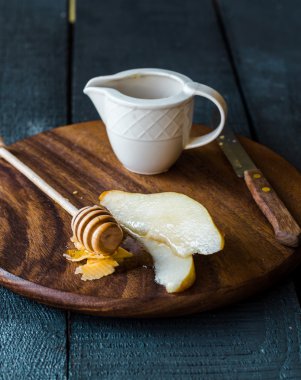 Peynir ve ballı bir ahşap tahta üzerinde taze sulu armut